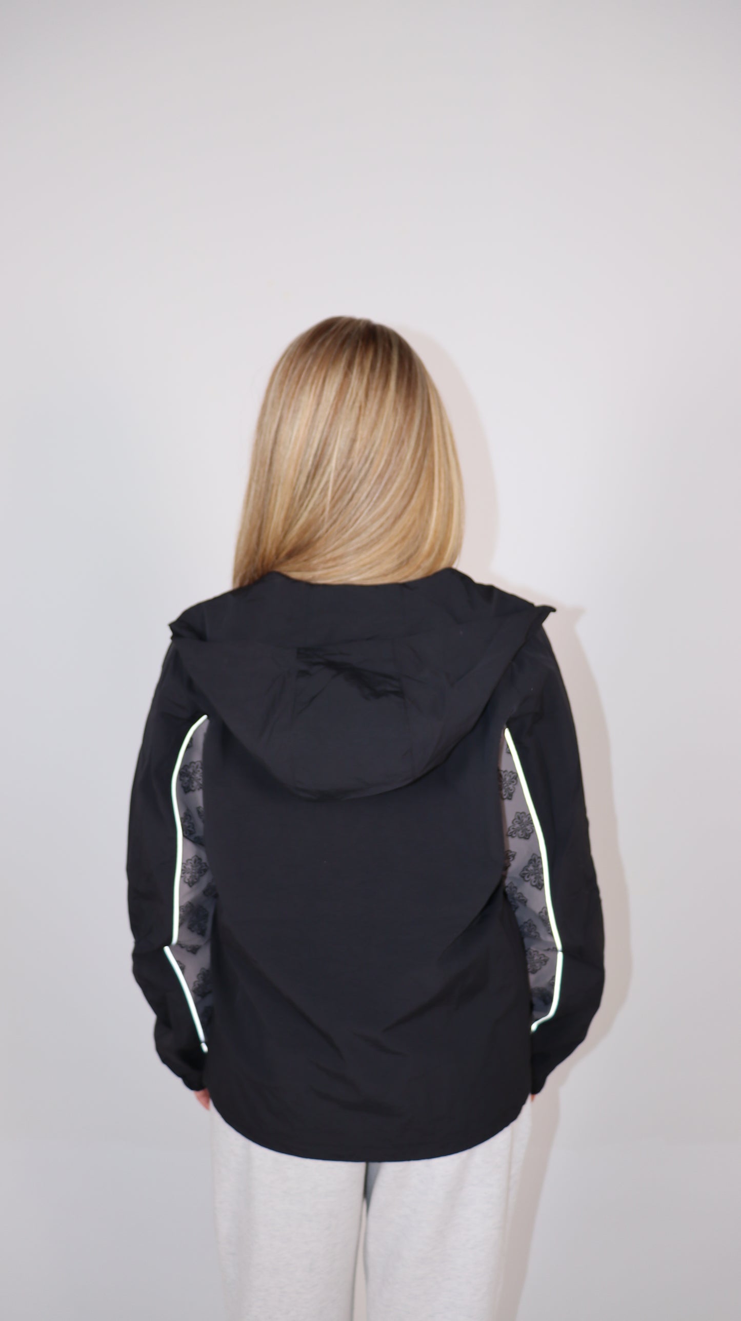 BLACK/GREY WINDBREAKER