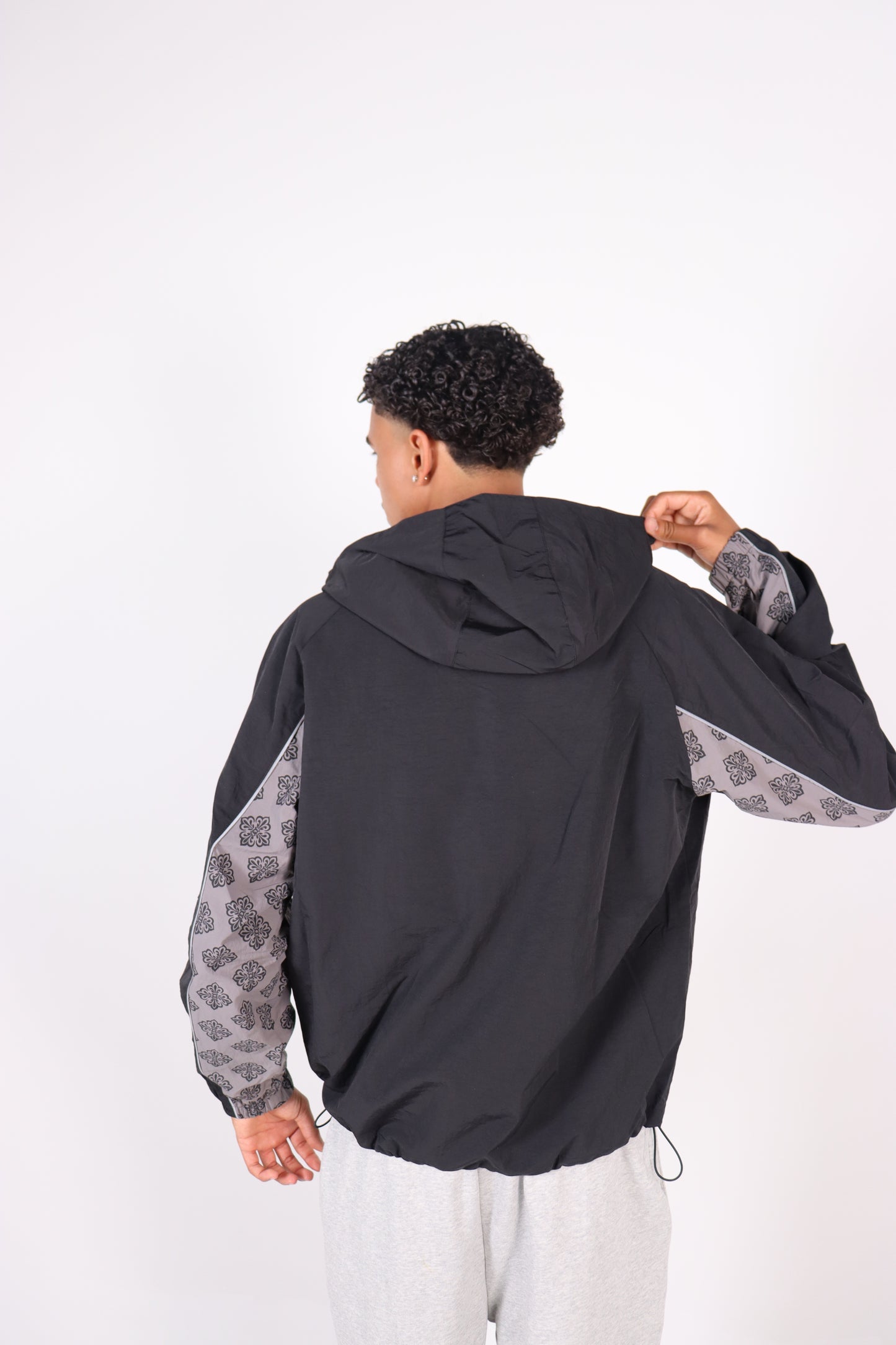 BLACK/GREY WINDBREAKER